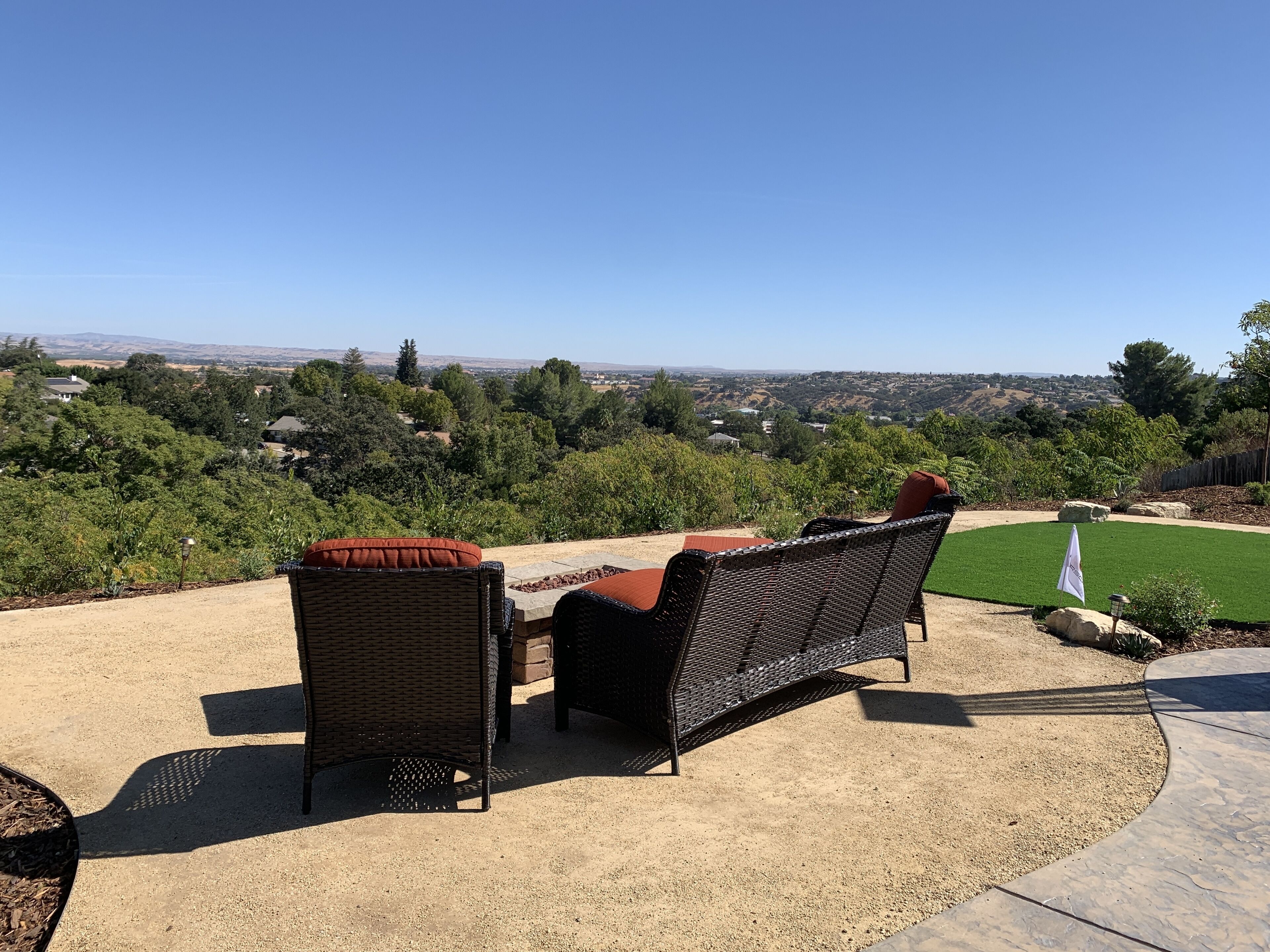 Custom furnished home with panoramic views. Close to downtown Paso Robles!