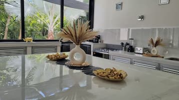 Micro-ondes, four, batterie de cuisine, vaisselle et ustensiles