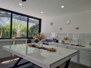 Micro-ondes, four, batterie de cuisine, vaisselle et ustensiles