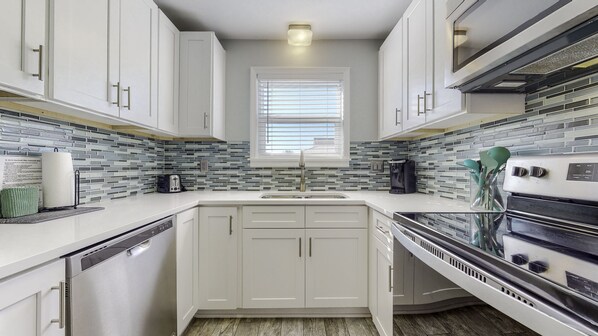 Fridge, microwave, oven, stovetop - Dune It Right! Steps to gated beach~pool~water park (Destin)