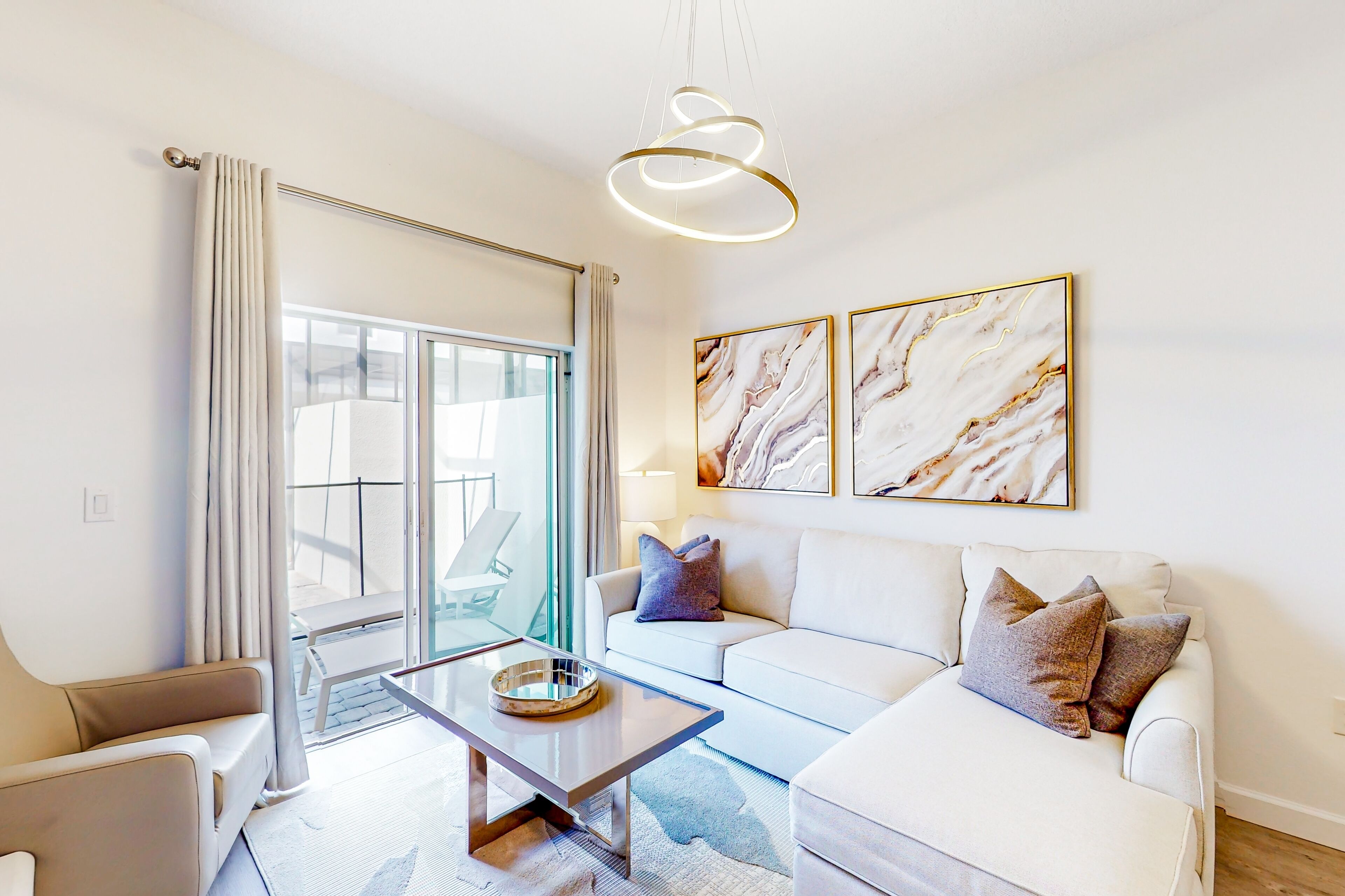 Beautiful, spacious townhome with enclosed pool & washer/dryer - dog-friendly