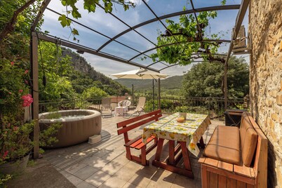 Old Istrian house under the rock in Osp

