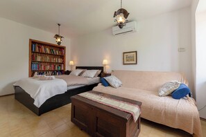 1 bedroom, desk, free WiFi, bed sheets