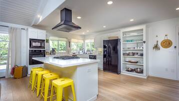 Jääkaappi, mikroaaltouuni, uuni, liesi