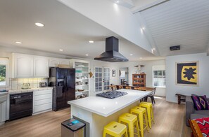 Fridge, microwave, oven, stovetop - River Front at the River Raven House (Three Rivers)