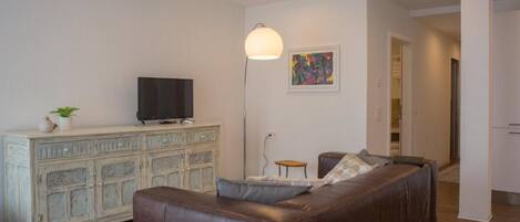 TV connectée, baby-foot, table de tennis de table, livres