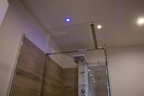 Bruser, miljøvenlige toiletartikler, hårtørrer, bidet
