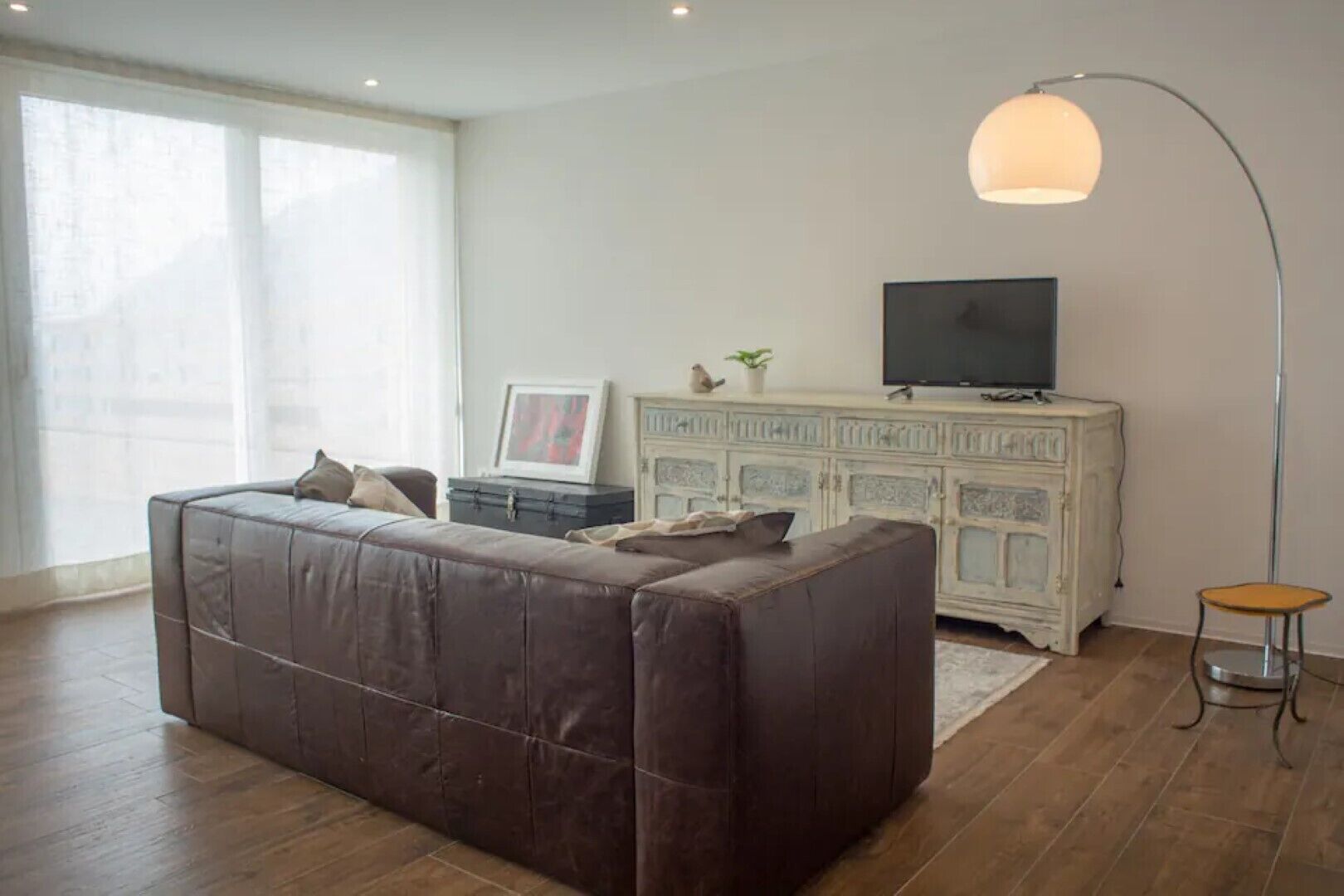 Smart-TV, Tischfußball, Tischtennisplatte, Bücher