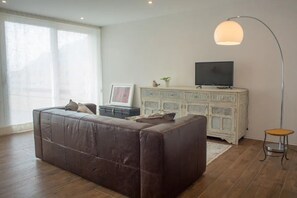 TV connectée, baby-foot, table de tennis de table, livres