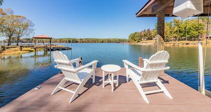 Ultimate Lakefront House, Private Boat Ramp, Dock, Game Room, Fenced in, Dogs ok