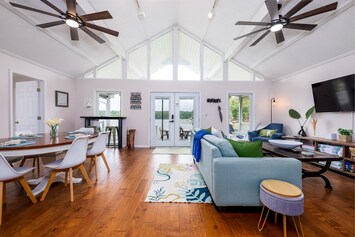 Spectacular all-day lake views 