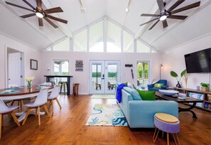 智能电视、壁炉、乒乓球、书