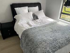 2 slaapkamers, een strijkplank/strijkijzer, wifi, beddengoed