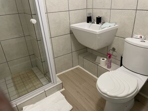 Hair dryer, towels, toilet paper - On a golf estate with Mountain views.
4km from the Beach (Cape Town)