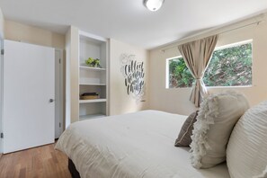 3 soverom, skrivebord, strykejern/-brett og reiseseng for barn