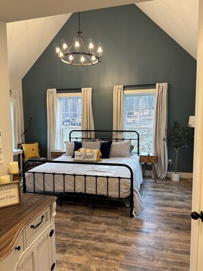 2 bedrooms, travel cot, free WiFi, bed sheets - Whiskey Acres - Modern Cabin w/ HotTub, Firepit, CornHole + Axe Throwing Areas (Hedgesville)