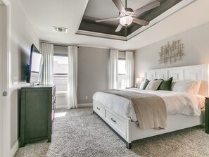 4 bedrooms, iron/ironing board, free WiFi, bed sheets - Exquisite Escape in Moore! (Moore)