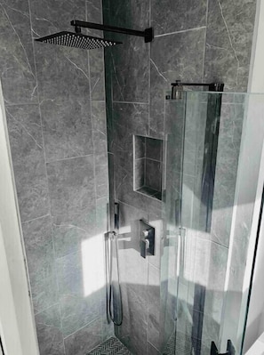 Douche, sèche-cheveux, serviettes fournies, savon