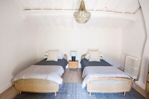 5 bedrooms, desk, WiFi, bed sheets