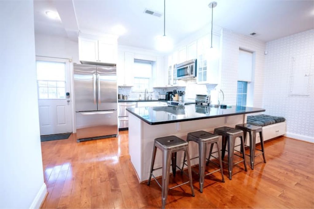 Kjøleskap, mikrobølgeovn, ovn og kokeplater