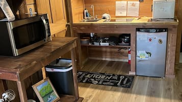 Refrigerador, microondas, parrilla de estufa y cafetera y tetera
