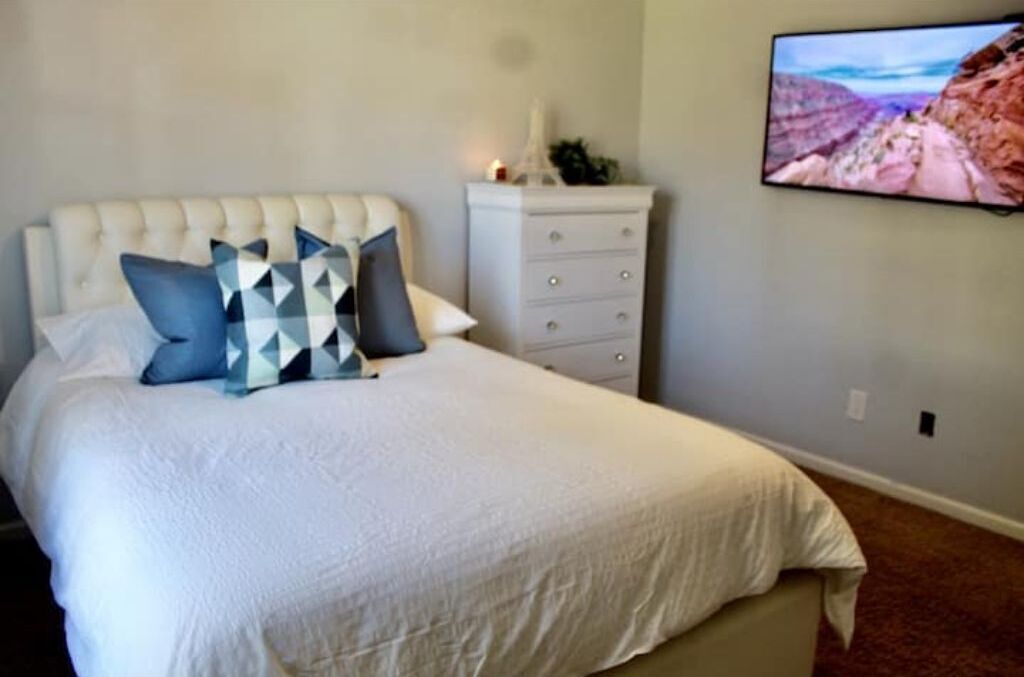 BIG home with hot tub, sleeps 10 guests
