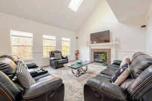 Smart TV, chimenea y estéreo