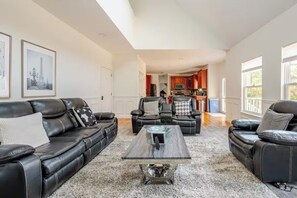 Smart TV, chimenea y estéreo