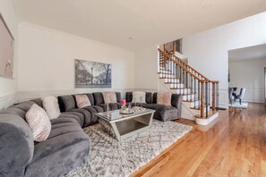 Smart TV, chimenea y estéreo