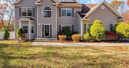 BIG home with hot tub, sleeps 10 guests