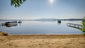 Un lago tranquilo con barcos amarrados en el muelle.