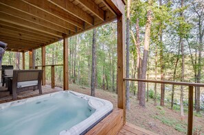 Outdoor spa tub - Mississippi Retreat w/ Hot Tub, Deck & Lake Views! (Terry)