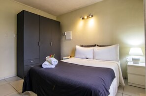 2 bedrooms, travel cot, WiFi, bed sheets - Centrally located 2 bedroom apartment (Willemstad)