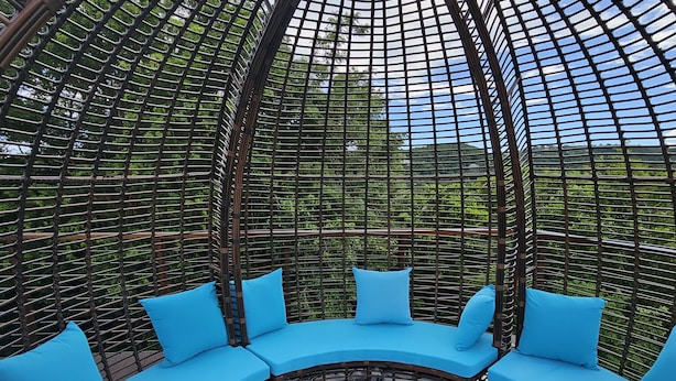 A circular outdoor seating area with blue cushions and a patterned rug. - 2BR Modern Golden Pear Villa, Pool, Wi-Fi, Kitchen, Views – Family/Group Ready (Saint David)