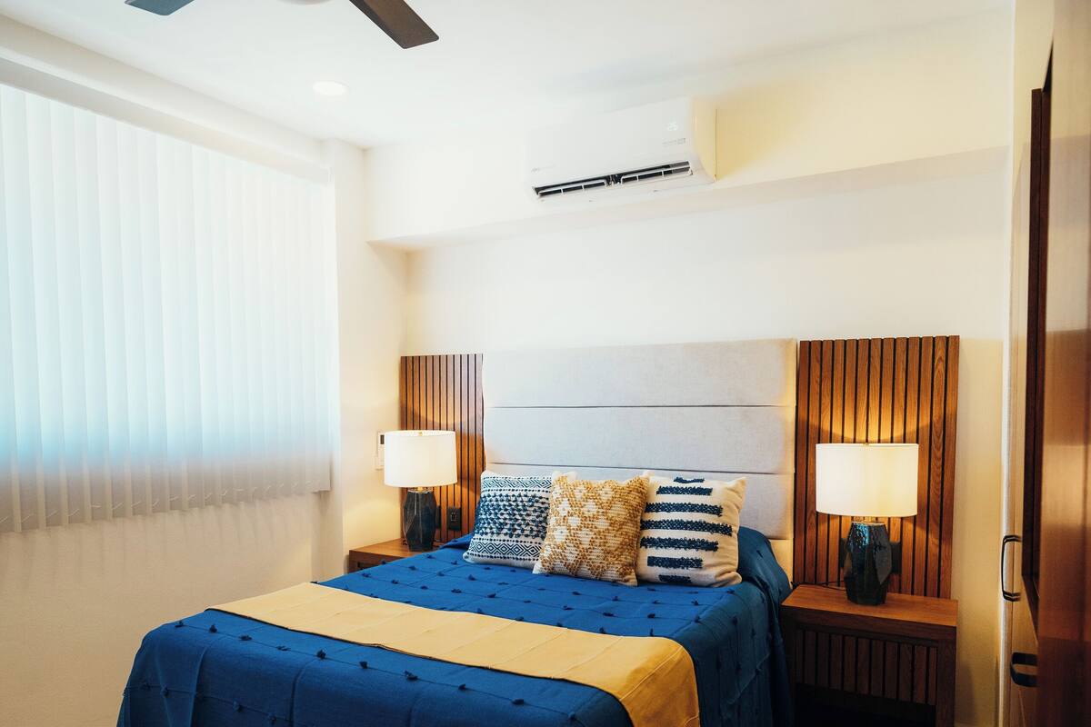 Comfort Studio Suite | Premium bedding, down comforters, desk, laptop workspace