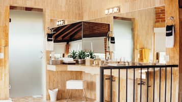 Loft Premium, 2 habitaciones, para no fumadores, vista a la montaña | Baño | Amenidades de baño gratuitas, secadora de cabello, toallas, jabón