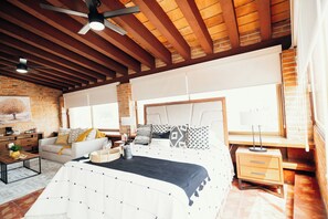 Loftsrom – premium, 2 soverom, ikke-røyk, fjellutsikt | Sengetøy av topp kvalitet, dundyner og individuelt dekorert