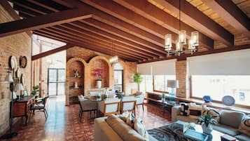 Loft premium, 2 quartos, para não fumantes, vista para a montanha | Área de estar | Smart TV 32 cm com canais a cabo, livros