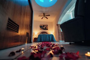 Premium bedding, down duvets, individually decorated - Boutique Hotel & Suites Hacienda Lord Twigg (Puerto Vallarta)