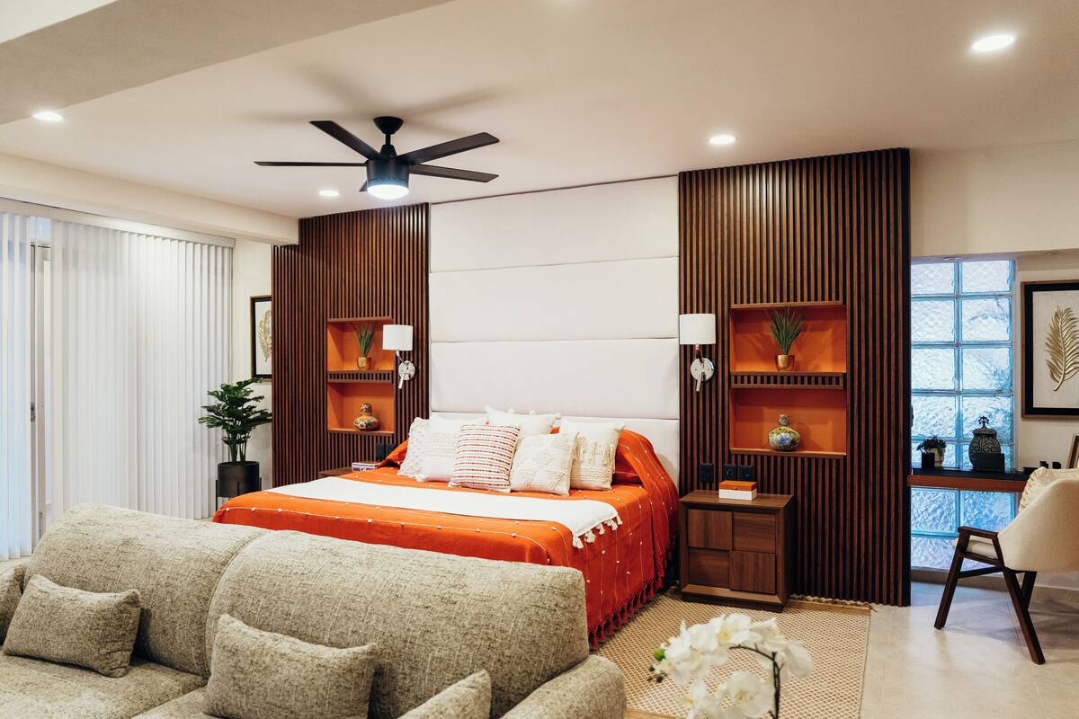 Deluxe Studio Suite | Premium bedding, down comforters, desk, laptop workspace