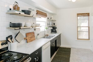 Fridge, microwave, oven, stovetop - Downtown & Campus Wifi with Netflix 2Br 1Ba (Ames)