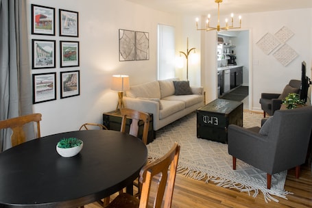 Smart TV. Downtown & Campus Wifi with Netflix 2Br 1Ba