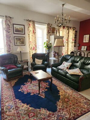 Smart TV, fireplace, DVD player, books