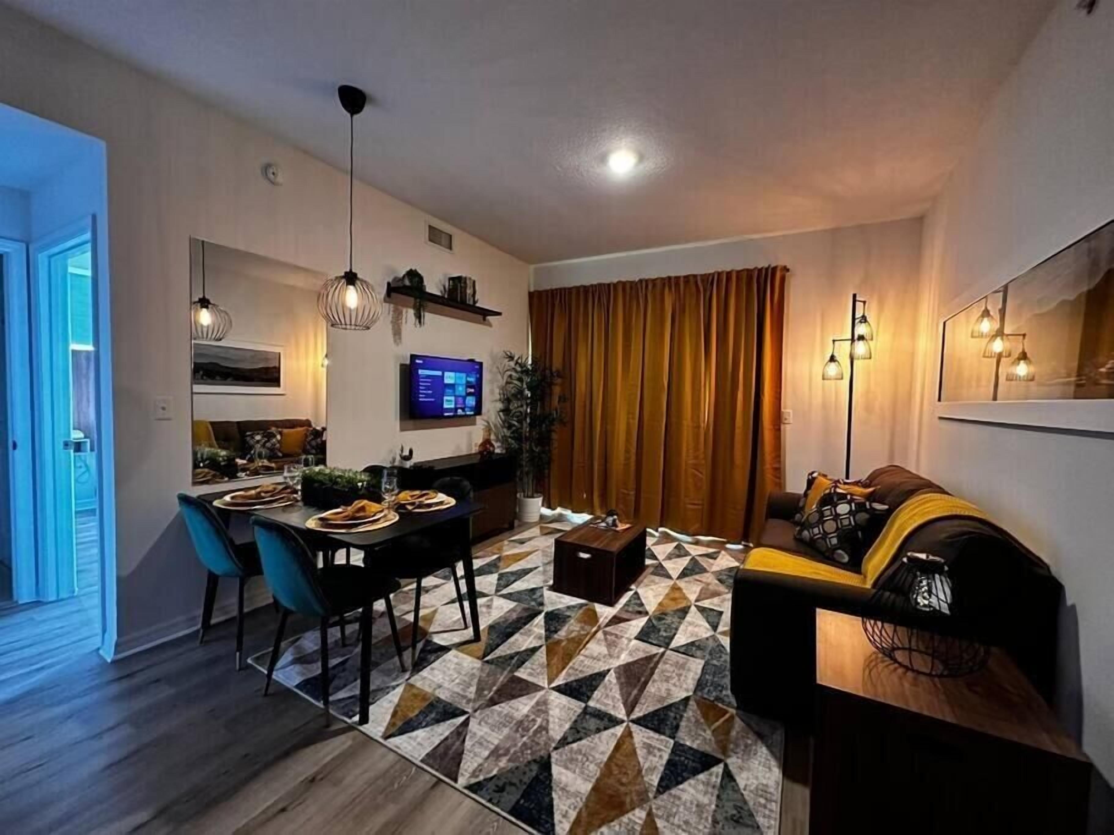 Stunning 1 BD resort near parks