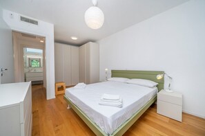 1 bedroom, iron/ironing board, internet, bed sheets