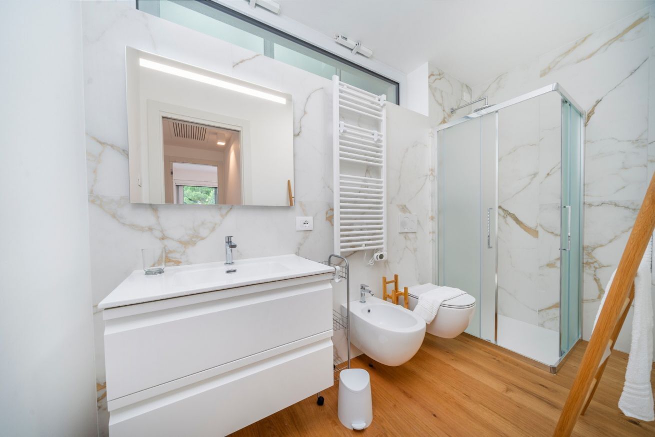 Shower, hair dryer, bidet, towels