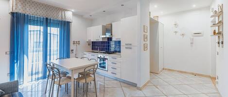 Fridge, stovetop, dishwasher