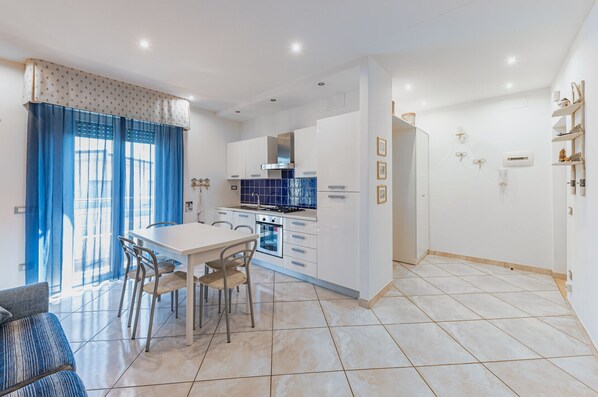 Kühlschrank, Herdplatte, Geschirrspüler