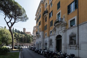 Exterior - GuestHost - Comfortable apartment located on the first mezzanine floor of a period building, with a total of six floors, the lift starts from this floor, for which it is necessary to go up the stairs.In 40 m2 of space it hosts 2 people in a single open s (Roma)