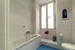 Combined shower/tub, bidet